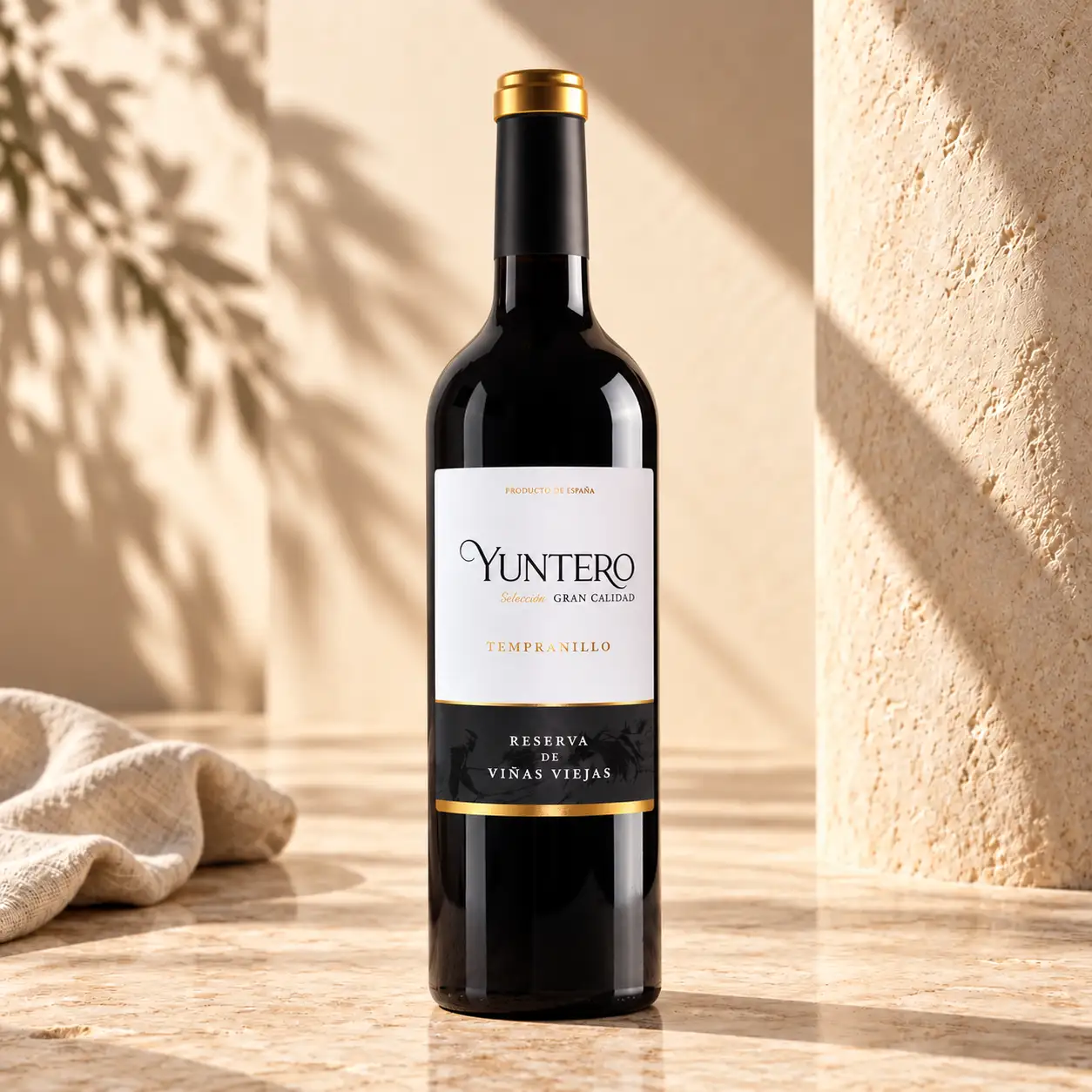 Botella Yuntero bajo el sol mediterráneo